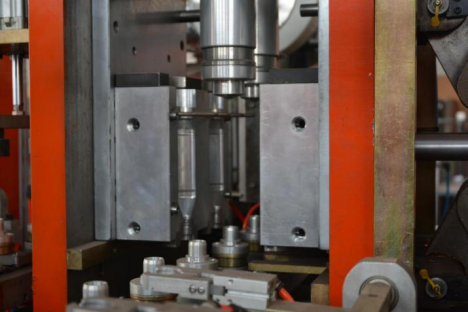 Automatic PET water bottle blowing molding machine for sale 